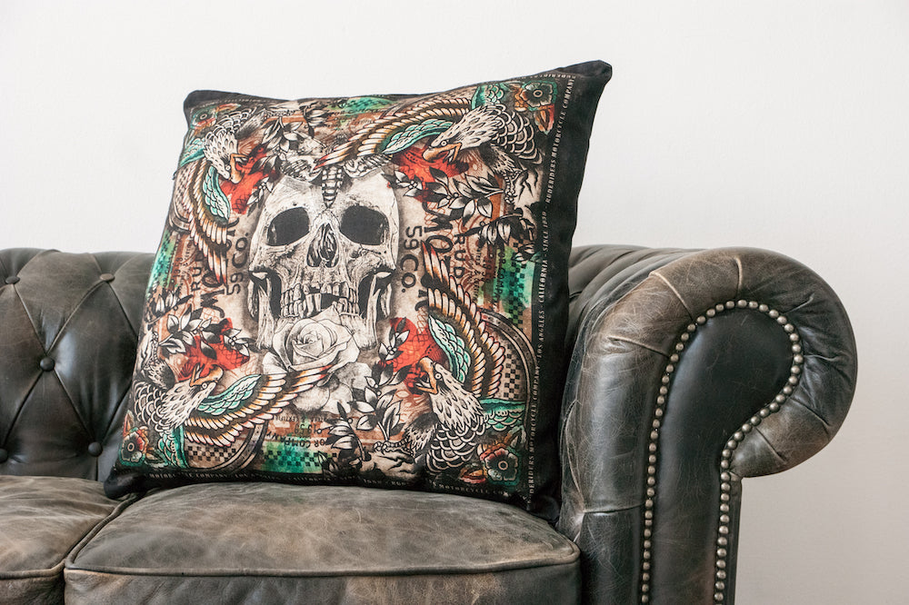 Cuscino decorativo con teschio e aquile