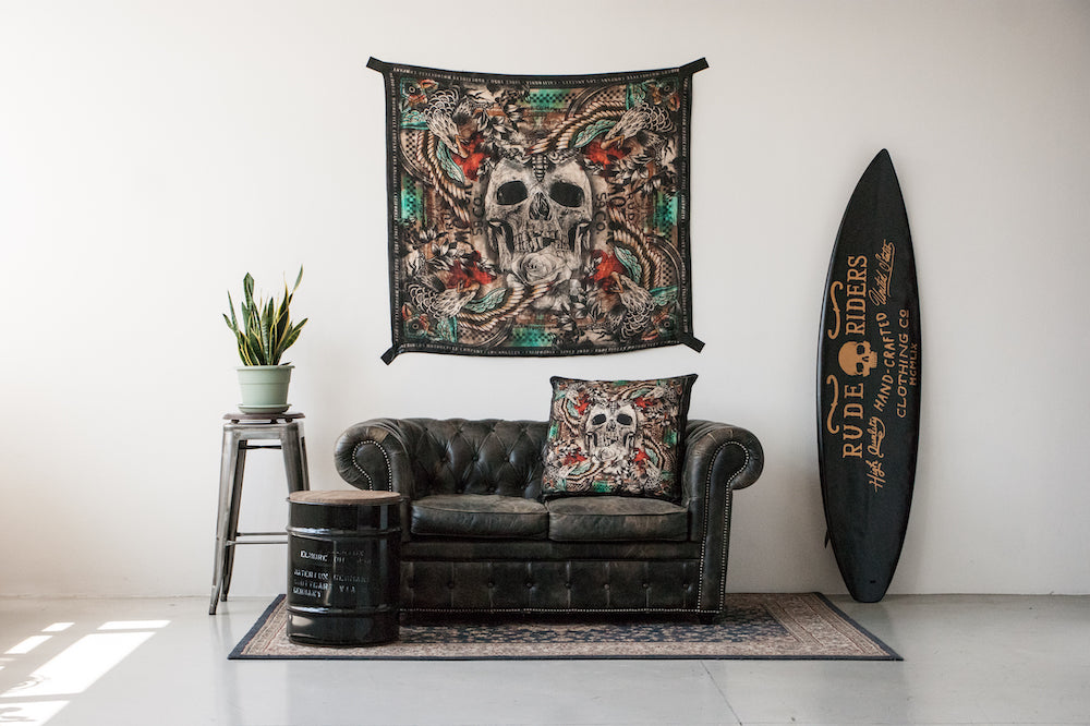 Cuscino decorativo con teschio e aquile